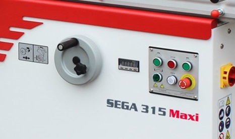 SICAR SEGA 315 Maxi  Панель управления  На панели управления расположены кнопки включения и выключения пилы, регулятор подъема/опускания пилы, маховик наклона пилы с цифровым дисплеем угла наклона, а также аварийный выключатель 